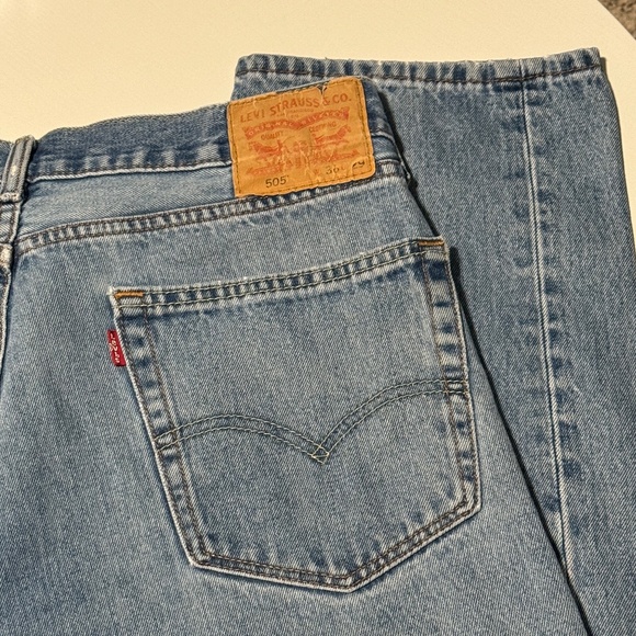 Levi's Men's 505 Mid Rise Regular Fit Medium Wash Levi's Size 36 x 29 - Picture 6 of 10